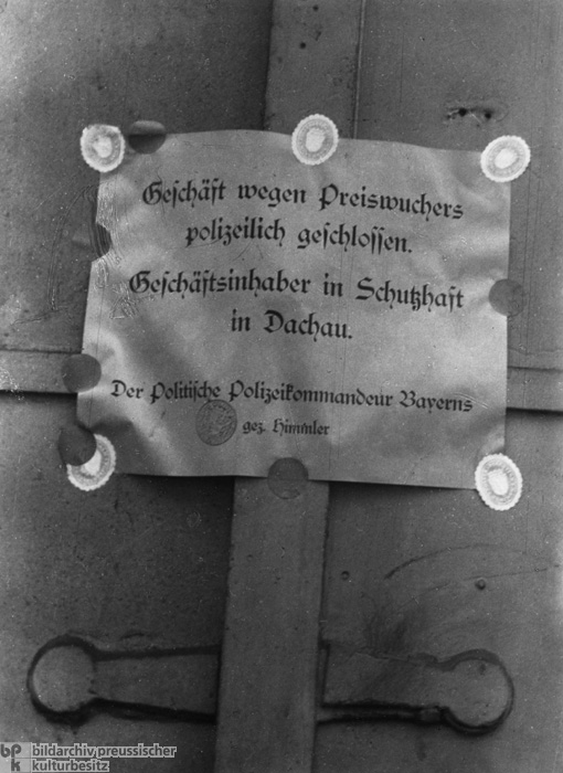 Schließungsverfügung Himmlers an einem jüdischen Geschäft in München, dessen Inhaber in das KZ Dachau verschleppt wurde (Mai/Juni 1933)